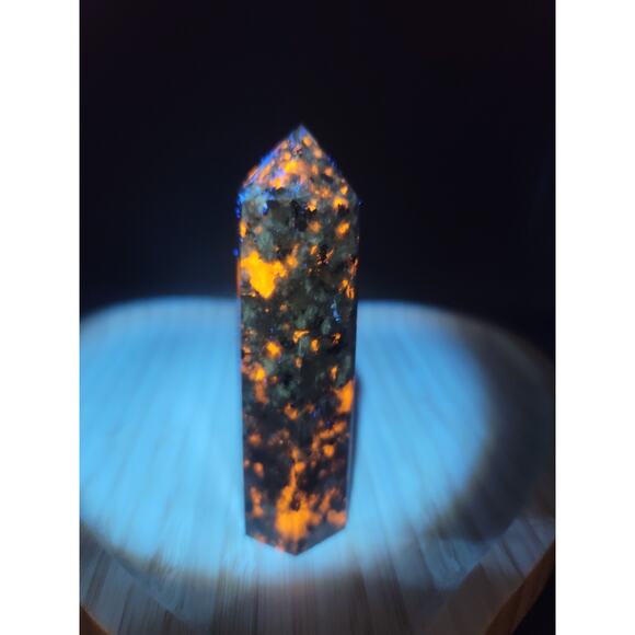 Yooperlite Crystal Tower, 92G, UV Reactive - Picture 3 of 4